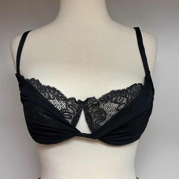 Victoria’s Secret very sexy bra - Picture 2 of 12